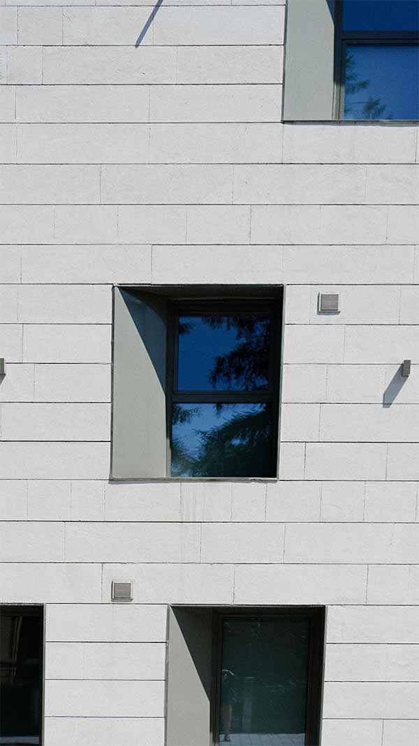 fachada ventilada piedra aislamiento